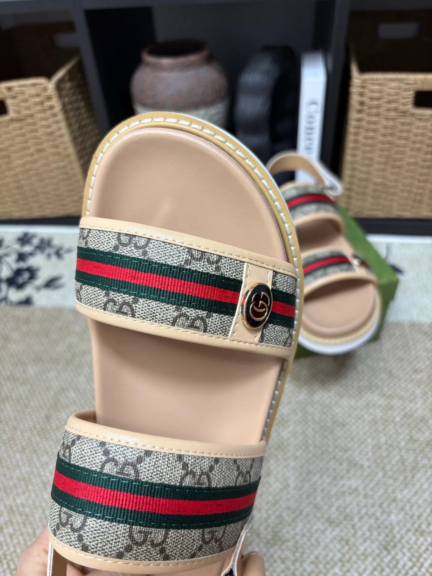Factory 💰 300 yuan Gucci slippers] high-end men's shoes brand official website 1:1 latest masterpiece: original mold customization, the fabric is made of imported original materials, upgraded outsole, lighter and non-slip. The market's top quality, simple yet tasteful, a must-have for fashionistas, fashionable at your feet, full of confidence, the same style at the counter 👍The season of summer slippers is here. Code: 38-45 (45 customized)